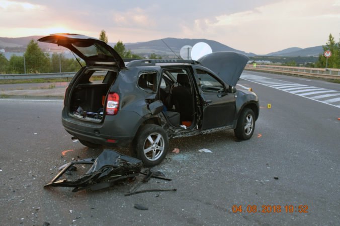 Foto: Vodič Dacie nedal prednosť motorke a došlo k zrážke, polícia hľadá svedkov dopravnej nehody