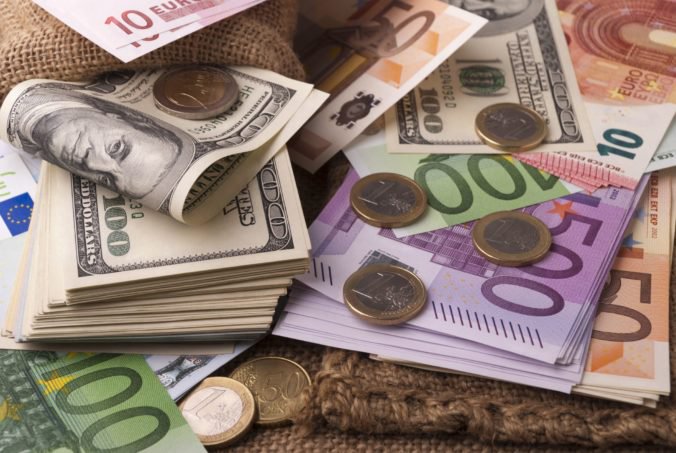 Spoločná európska mena voči doláru klesla, tempo inflácie v eurozóne sa zmiernilo