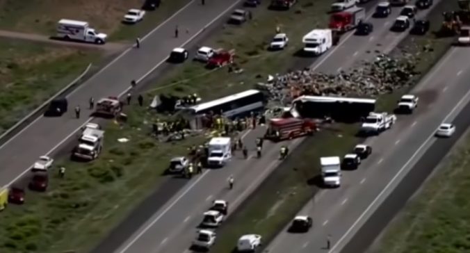 Video: Nákladné auto sa na diaľnici v Novom Mexiku zrazilo s autobusom, hlásia niekoľko mŕtvych