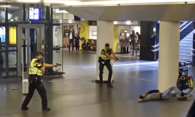 Mladý Afganec mal pri útoku na dvoch ľudí v Amsterdame teroristický motív, obidvaja sú mimo ohrozenia života