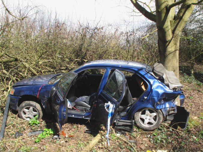 Vodič Felície narazil do stromu a autonehodu neprežil, jeho spolujazdec je hospitalizovaný