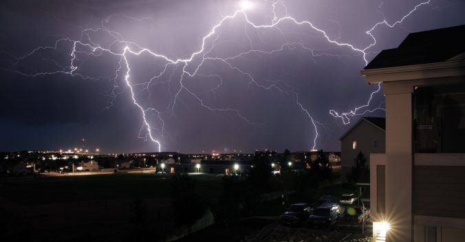 Na západnom Slovensku opäť hrozia búrky, platí výstraha prvého stupňa