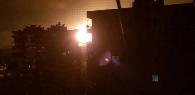 Video: Damaskom otriasla séria výbuchov, štátne médiá popreli správy o izraelskom útoku