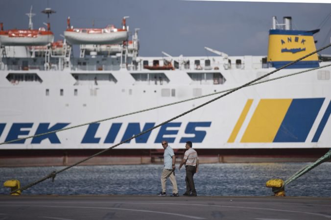 Desaťtisíce cestujúcich uviazli na ostrovoch v Grécku, posádky trajektov žiadajú vyššie platy