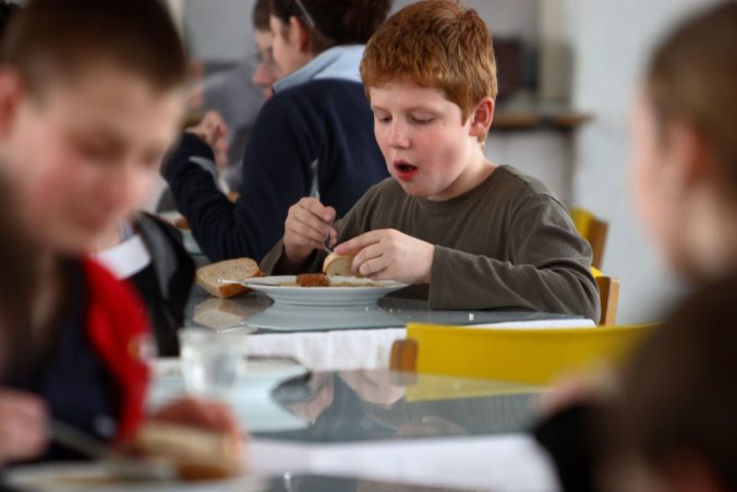 Kvalitné stravovanie v školách zlepší výsledky žiakov, tvrdí OĽaNO a pre deti žiada teplý obed