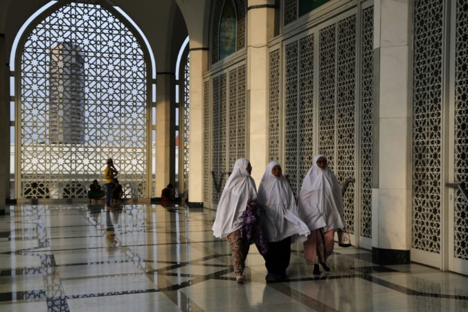 Moslimky v Malajzii odsúdili za pokus o pohlavný styk, ich palicovaniu sa prizeralo vyše sto ľudí