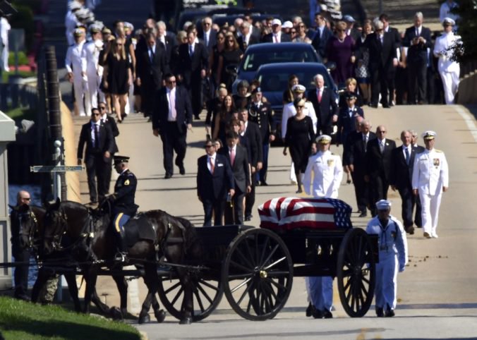 V Annapolise pochovali senátora Johna McCaina, na pohrebe hrala kapela amerického námorníctva