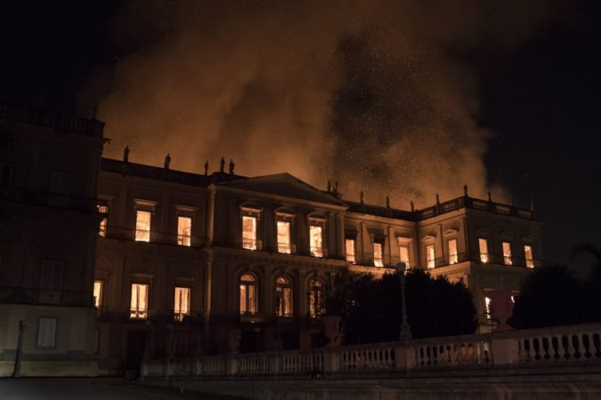 Video: Národné múzeum v Brazílii zachvátil obrovský požiar, zhorelo množstvo vzácnych predmetov