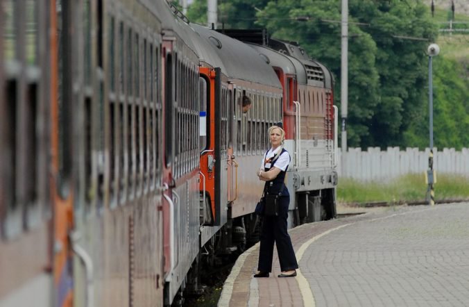 Železnice Slovenskej republiky upozorňujú na výluky, cestujúcich prepravia autobusmi