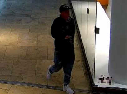 Foto: Ukradol peniaze v nákupnom centre v Bratislave, polícia hľadá muža z kamerových záznamov