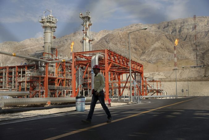 Obnovené americké sankcie voči Iránu môžu podľa odborníka výrazne ovplyvniť cenu ropy