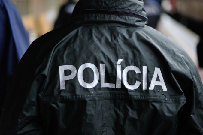 Policajtom pri dramatickom zásahu v galantskom paneláku pomohla hracia konzola