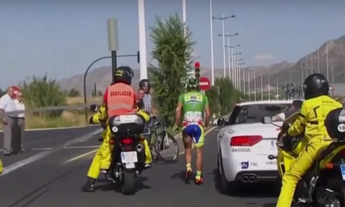 Video: Sagan sa stretol s motorkárom, ktorý ho zrazil na Vuelte 2015 a dal mu darček