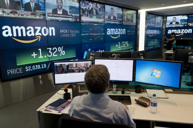 Amazon takmer prekonal Apple, jeho trhová hodnota na chvíľu dosiahla úroveň bilióna dolárov