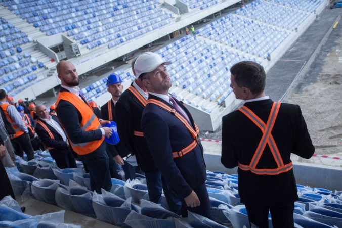 Foto: Pellegrini kontroloval stavbu Národného futbalového štadióna, konečná cena bude asi vyššia