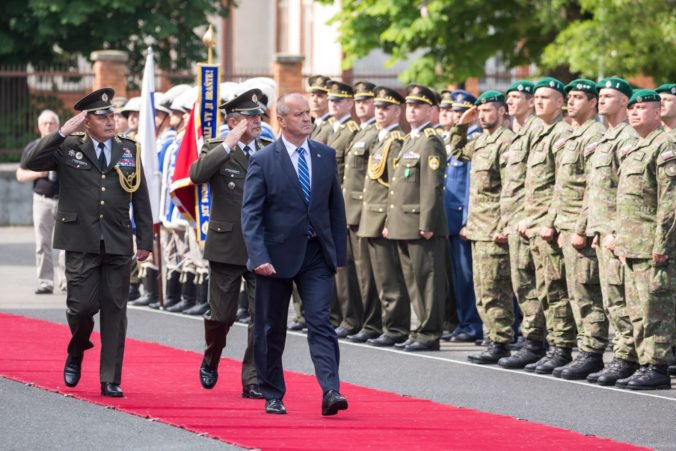 Minister Gajdoš oznámkoval slovenskú armádu, jej nedostatkom je aj nízka atraktivita povolania