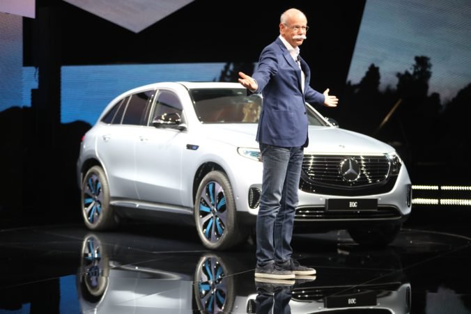 Video: Mercedes chce konkurovať Tesle, predstavil svoje prvé SUV na elektrický pohon
