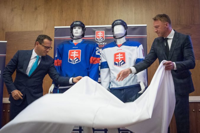 Foto: Novým symbolom slovenského hokeja je dvojkríž na hokejkách, zmenili sa aj dresy reprezentácie