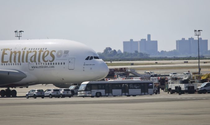 Lietadlo spoločnosti Emirates so stovkami cestujúcich museli dať po pristátí do karantény