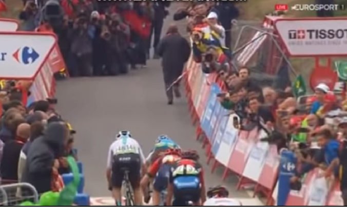 Video: Sagan stráca na zelený dres dva body, záver 12. etapy Vuelty poznačila kolízia