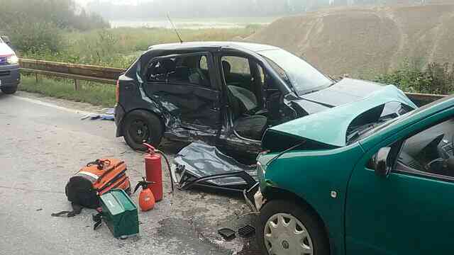 Foto: Pri zrážke dvoch áut v okrese Považská Bystrica sa zranili ľudia, polícia uzavrela cestu