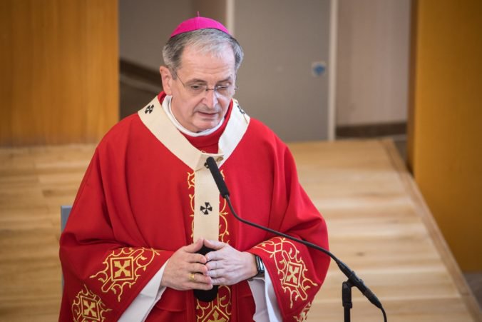 Každý človek by mal mať nádej na lepší život, uviedol biskup Zvolenský v otázke migračnej krízy
