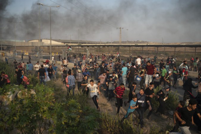 Protest na hranici Pásma Gazy si vyžiadal jednu obeť a desiatky zranených ľudí