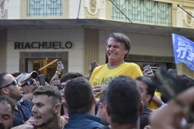 Video: Kandidáta na prezidenta Brazílie Jaira Bolsonara pobodali nožom, je vo vážnom stave