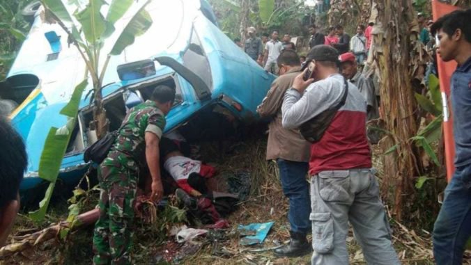 V Indonézii sa do rokliny zrútil autobus s výletníkmi, zahynulo vyše 20 ľudí