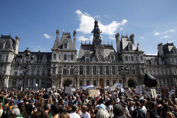 Foto: Desaťtisíce ľudí pochodovali vo Francúzsku na protest proti klimatickým zmenám