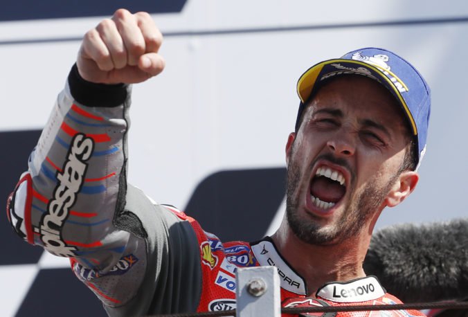 Talian Andrea Dovizioso uspel v MotoGP na Veľkej cene San Marína, Márquez tesne zaostal