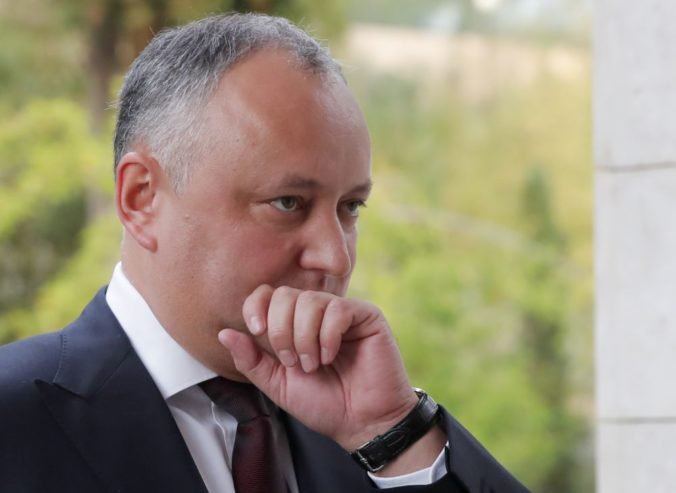 Video: Moldavský prezident Dodon mal dopravnú nehodu, do prezidentskej kolóny narazila dodávka