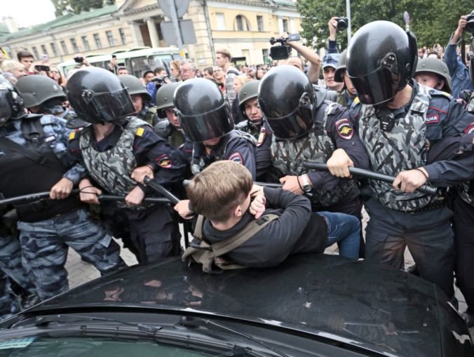 Video: Počas protestov proti zvyšovaniu veku odchodu do dôchodku v Rusku zatkli takmer 300 ľudí