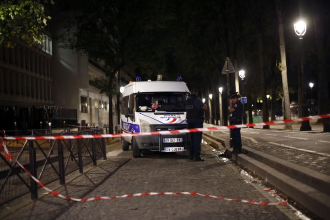 Afganec útočil nožom a kovovou tyčou na turistov v Paríži