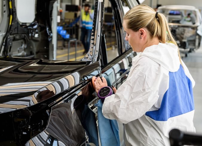 Jaguar Land Rover zamestnáva v Nitre vyše tisíc Slovákov a uvažuje o ďalších výrobných halách