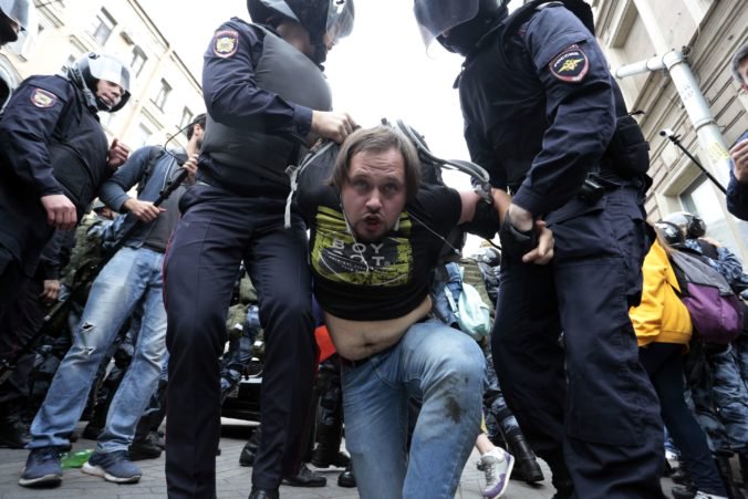 Po celom Rusku sa uskutočnili protivládne protesty, polícia tvrdo zasiahla proti demoštrantom