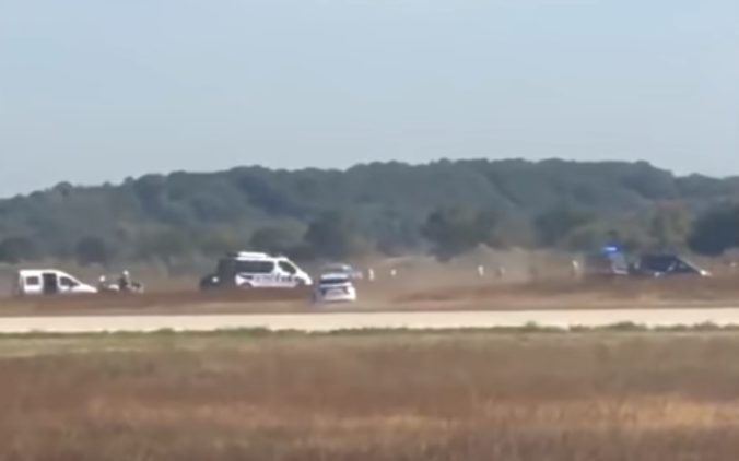 Video: Auto skončilo na pristávacej ploche letiska v Lyone, predtým šlo po diaľnici v protismere