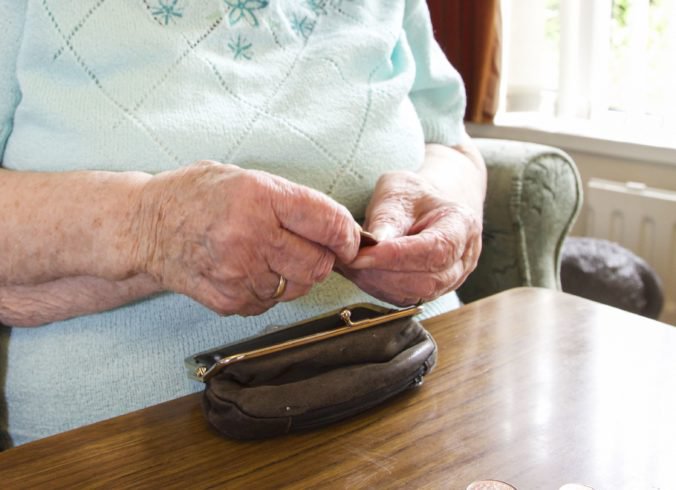 Viera prepadla 84-ročnú starenku na jej dvore, z vrecka sa jej snažila ukradnúť peňaženku