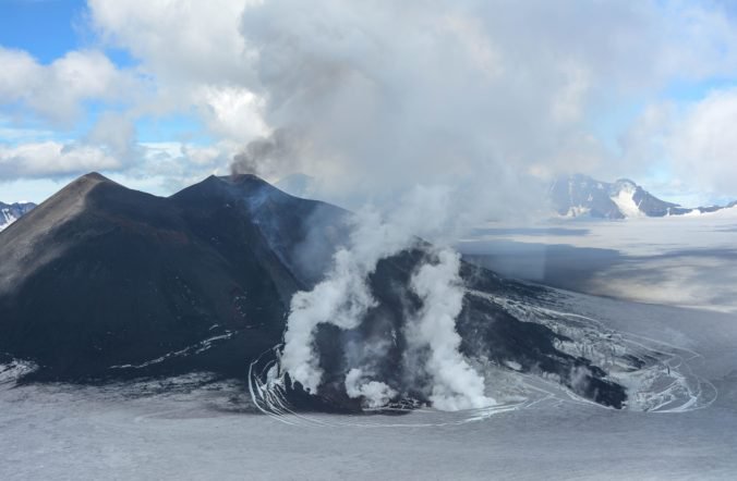 Sopka Veniaminof začala chrliť lávu, zvýšili stupeň ohrozenia na oranžový
