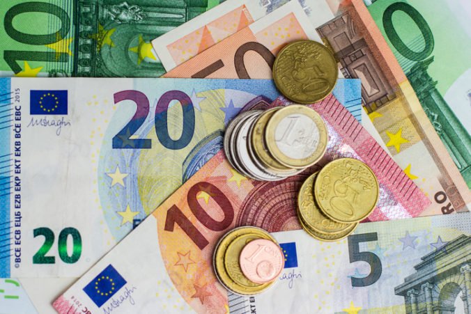 Spoločná európska mena voči doláru oslabila aj napriek lepšej nálade nemeckých podnikateľov