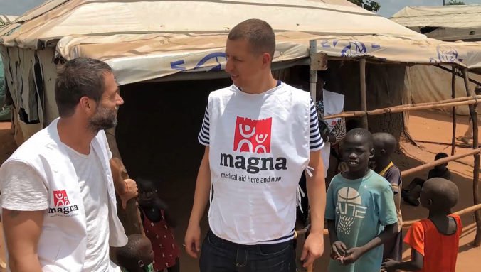 MAGNA: Raper Vec prijal výzvu a odcestoval na humanitárnu misiu organizácie MAGNA do Južného Sudánu