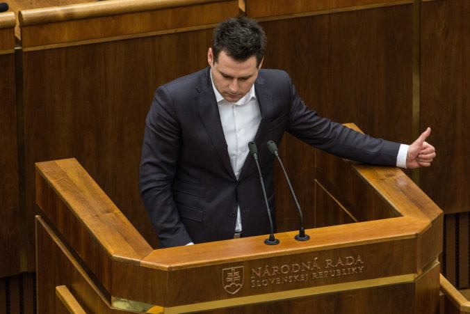 Peter Náhlik, ktorý skončil v parlamente, dostane odstupné približne 6000 eur