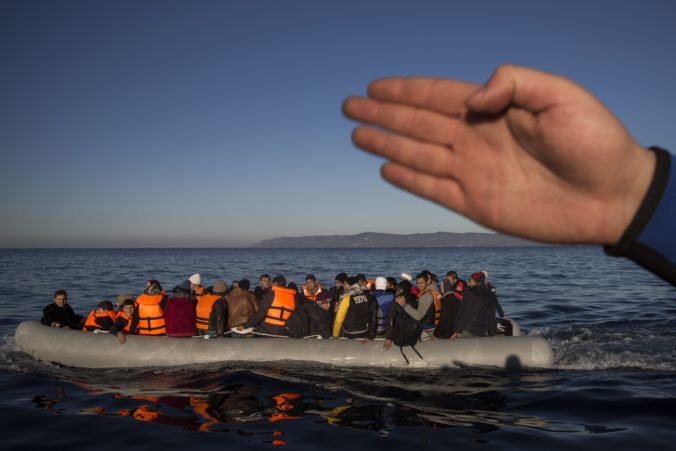 Neďaleko juhozápadného pobrežia Grécka zadržali čln s desiatkami utečencov