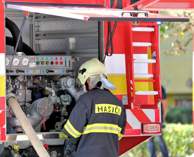 V areáli nemocnice v Hnúšti horel podkrovný byt, škody odhadli na 30-tisíc eur