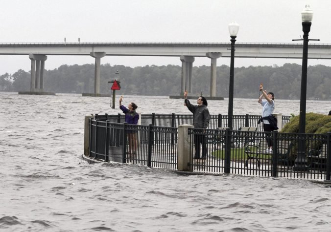 Foto: Hurikán Florence zatopil východné pobrežie USA, situácia sa podľa predpovede ešte zhorší