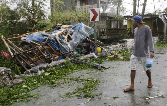 Video: Tajfún Mangkhut udrel na pevninu, v ohrození je päť miliónov ľudí