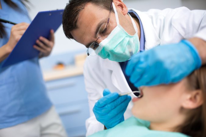 Preventívnu prehliadku u zubára absolvovala polovica dospelých, väčšina potrebovala aj ošetrenie