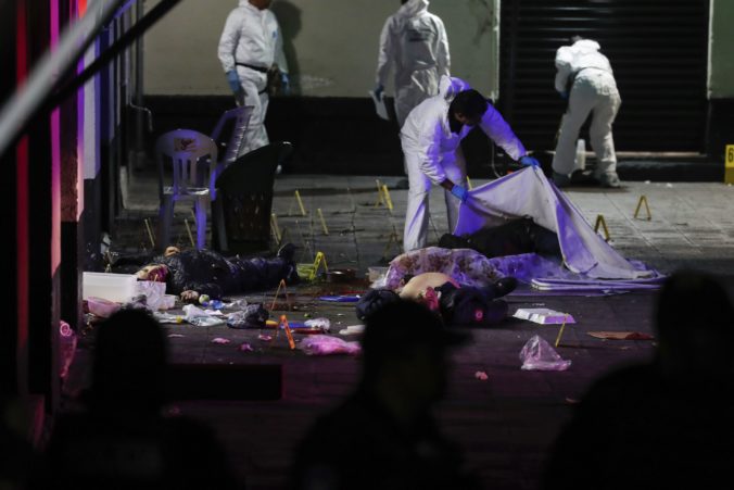 Útočníci sa prezliekli za hudobníkov a na najväčšom námestí Mexico City spustili paľbu