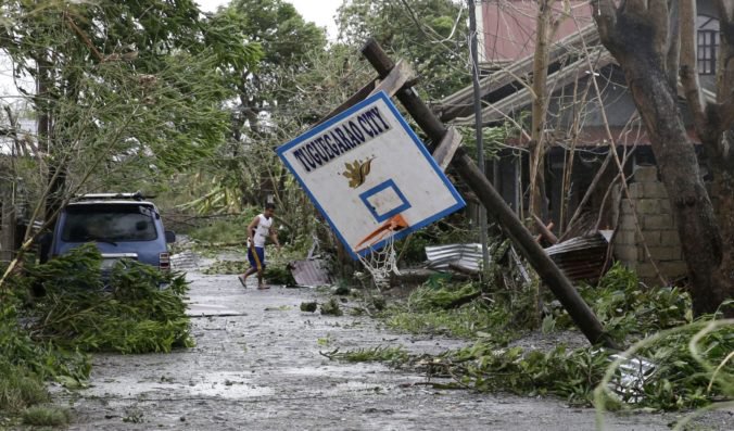 Video: Tajfún Mangkhut si na Filipínach vyžiadal desiatky obetí, smeruje na Čínu a Hongkong