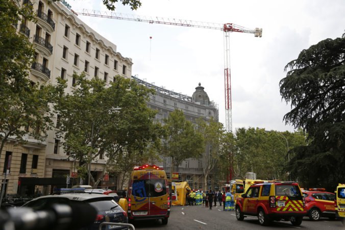 Foto: Na hoteli v Madride sa počas rekonštrukčných prác zrútilo lešenie, zahynul jeden robotník